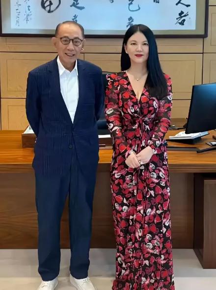 岁月从不败美人，李湘的减肥逆袭，惊艳了无数人。瘦身之后的她，褪去了往日的臃肿，重