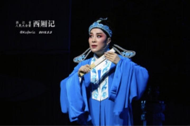 60岁的茅威涛，
一上台就像换了个人。
她不是被当宝贝供着的"国宝级人物"，
而