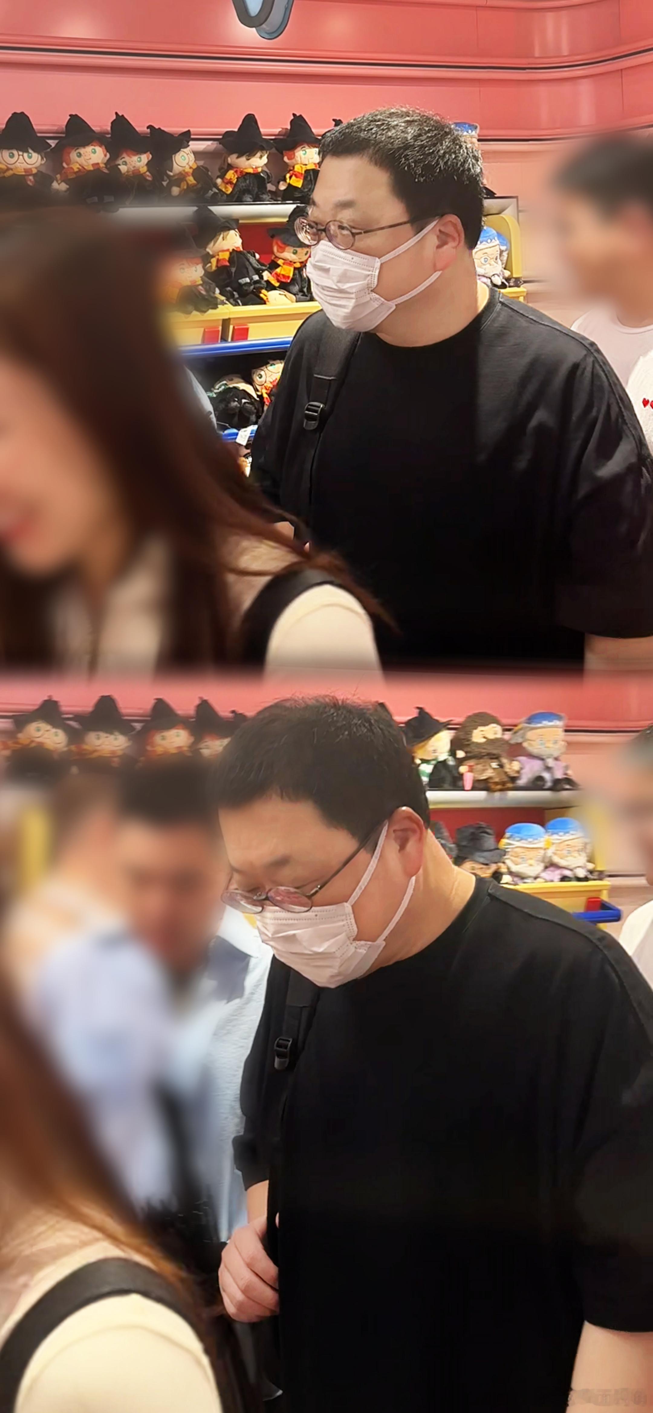 上海街头偶遇罗永浩 魔都排队名场面更新！罗永浩背着书包加入队伍，老老实实等待的样