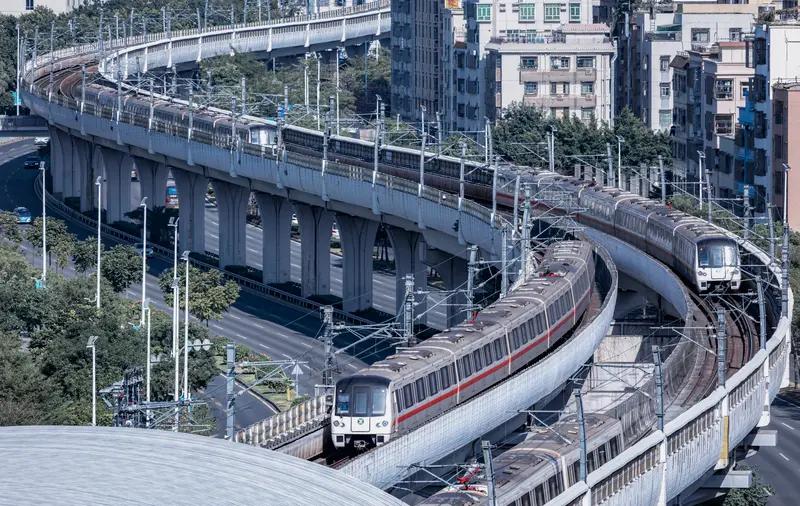 深圳地铁的小猪标识最近可火了！11月3日，网友发帖问地面带数字小猪图案标识用途，