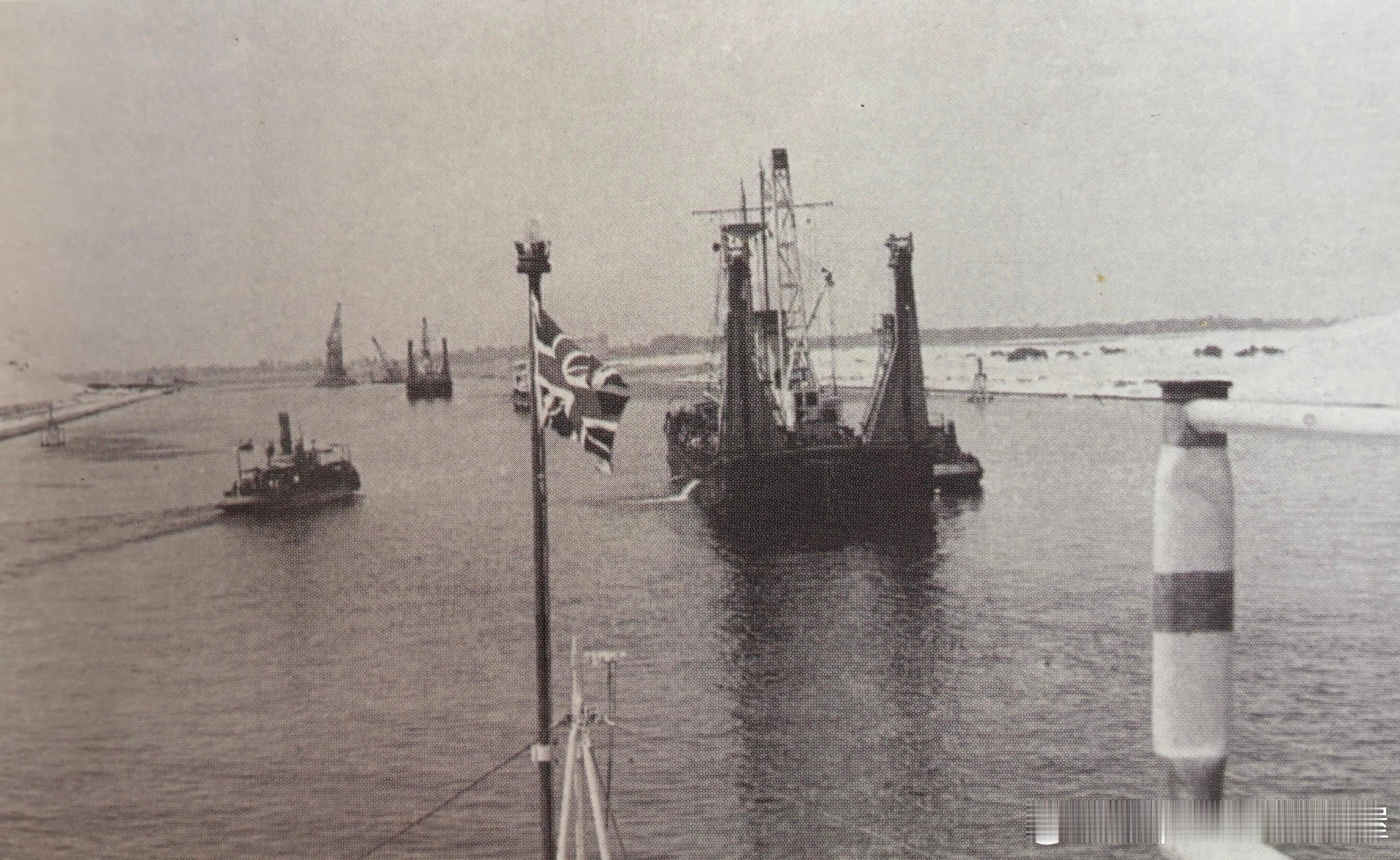 1975年初清理中的苏伊士运河。自8年前的六五战争以来，运河一直处于关闭状态。至