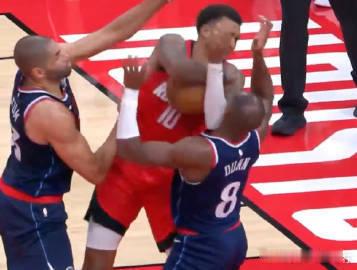 小史密斯保护篮板时肘翻邓恩，被裁判吹罚进攻犯规！ 