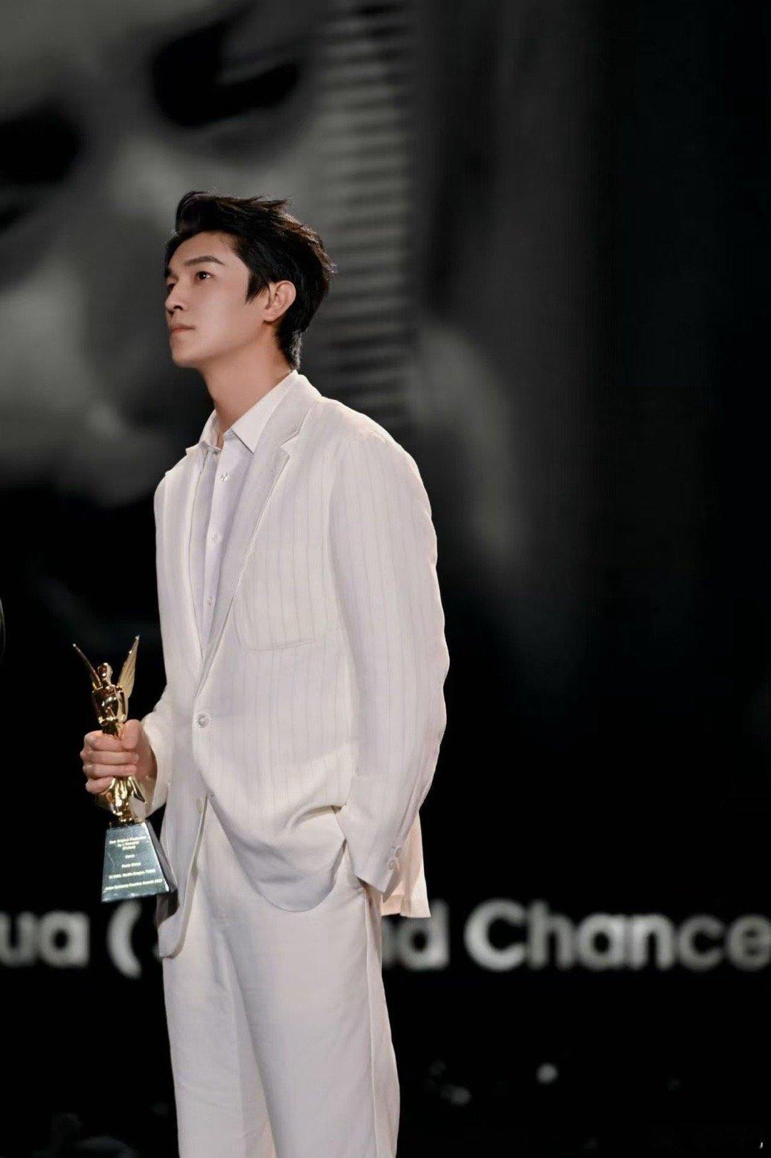 杨旭文领奖国外领完国内领双份荣耀稳稳拿捏！杨旭文国内外奖项接连斩获，口碑与实力双