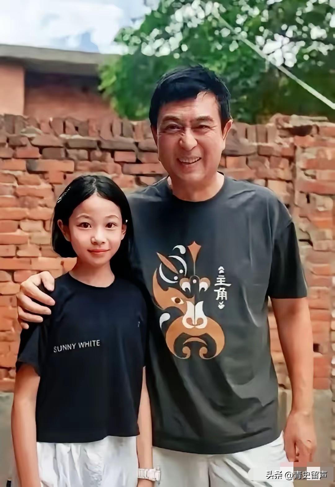 张嘉益在剧组里得知11岁的小演员王少熙，整部戏的片酬只有一天三百块钱。
张嘉益很