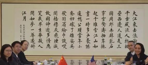  头条热榜 中方这次接待到访北京的美国外交官员，会场背景墙上悬挂着宋代著名诗人苏