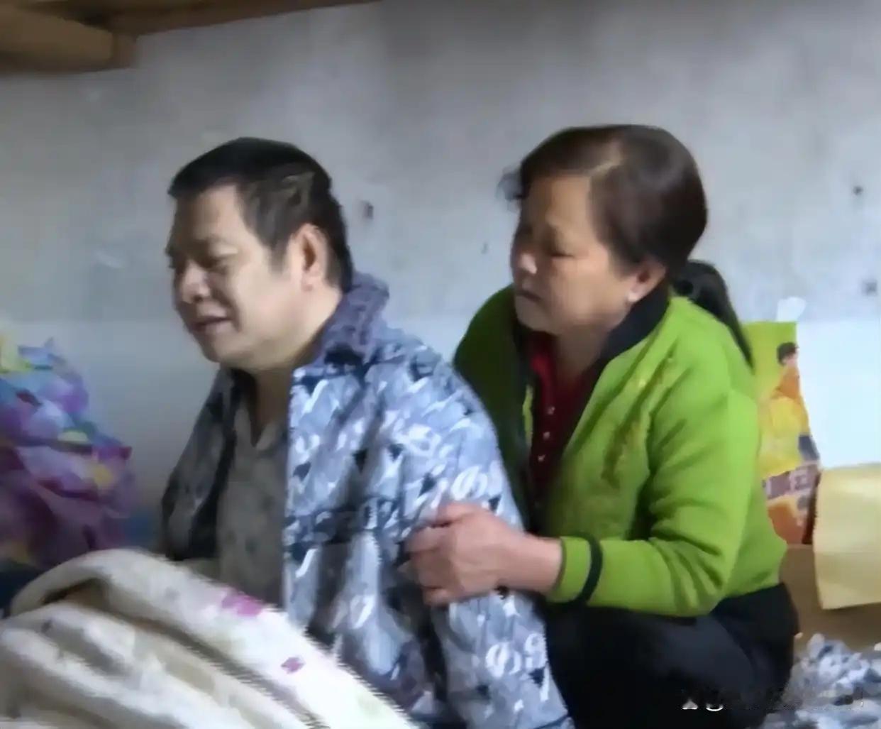 请大家来评评理：
妻子为了照顾瘫痪的丈夫，不离不弃，万不得已找男人“帮忙”。
这