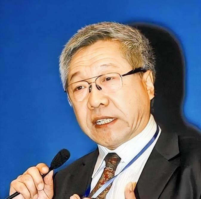 郑秉文又上热搜了。这次他说要学德国方案，网友直接怼回去：你自己给自己算的退休金2
