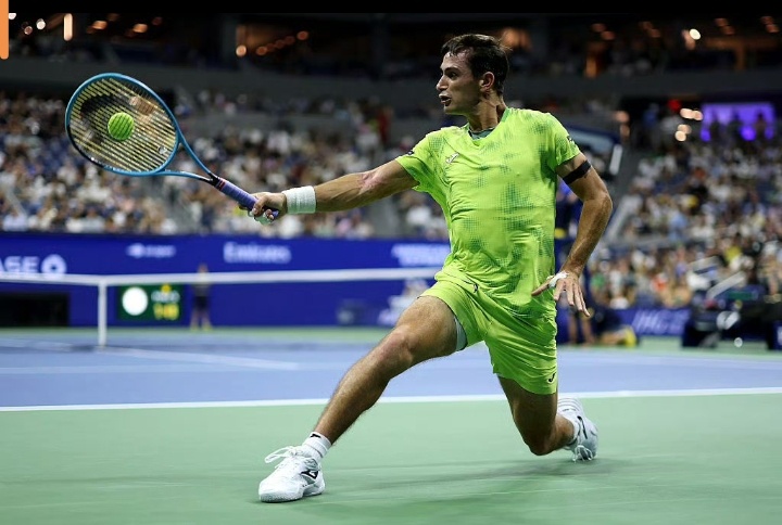 美网2026德约科维奇vs纳沃内纳沃内火力全开⚡第四盘6‑2强势拿下，大比分顽强