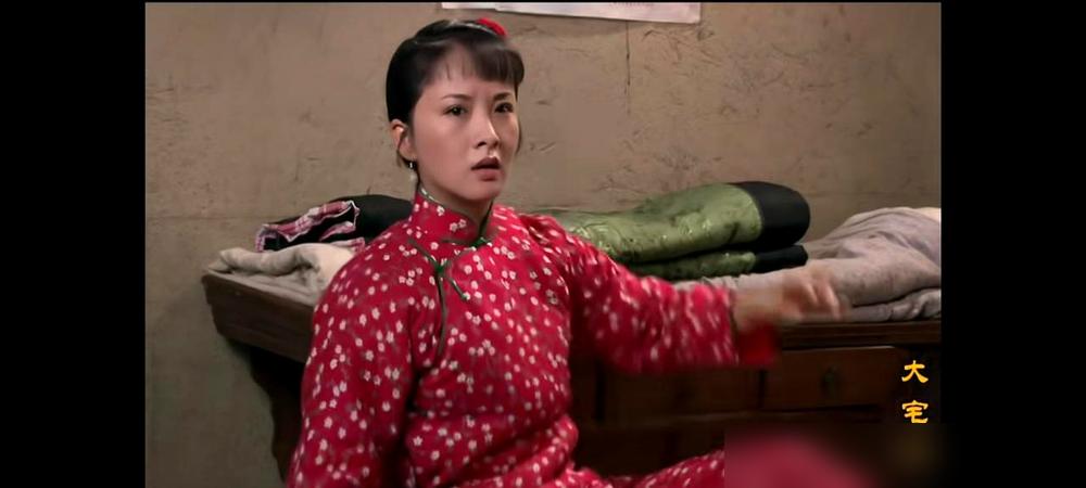 重看《大宅门》才想明白，香秀那500大洋，根本不是给娘家的扶贫款，而是她夺权的原