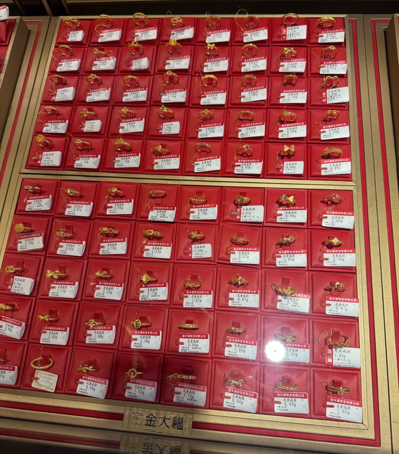 金银突发跳水好像很多人还不知道，突发跳水的是积存金啥的，黄金饰品还是位居高位，现