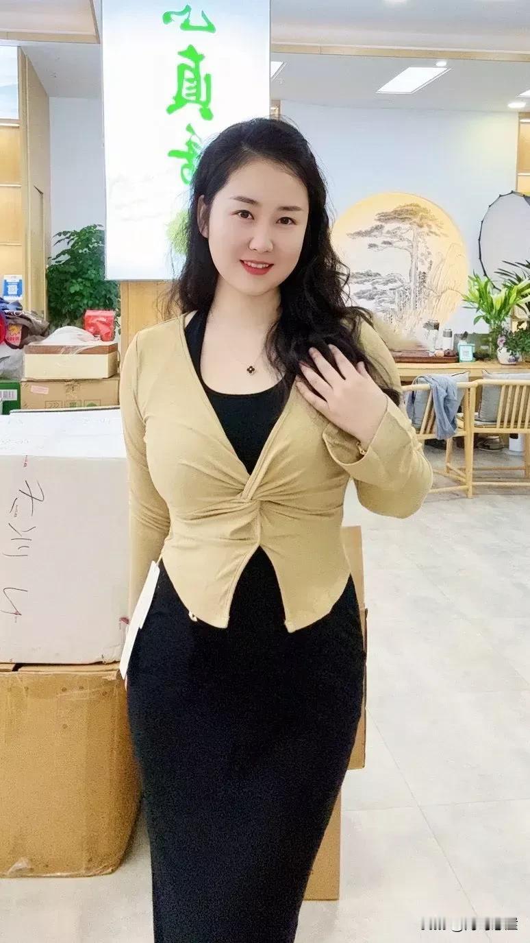 我觉得应该娶自己喜欢的，至少看着顺眼的。如果不喜欢，还想娶她，除非她的家境特别好