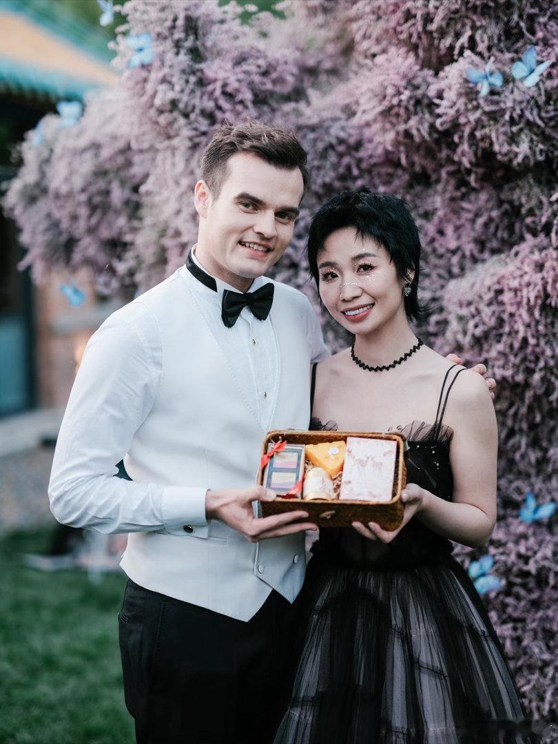 小鹿汤包盖着棉被纯聊天汤包说要和小鹿生成一个人 裹着棉被聊人生本来挺温馨的，直到