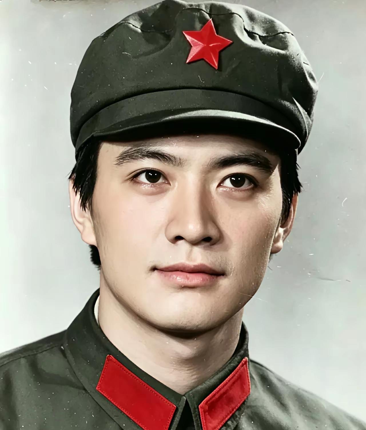 80年代影坛两大顶级男神同台对比！52年青岛唐国强温润俊朗，初代奶油小生正气温柔