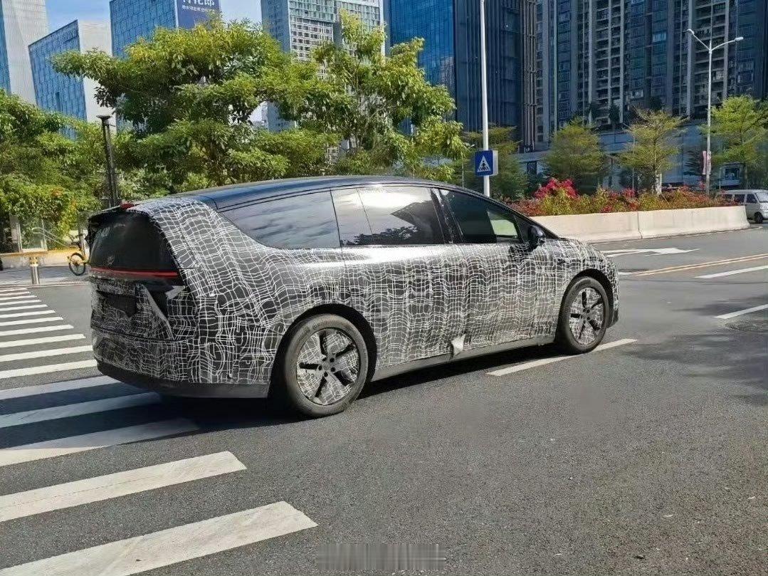 疑似理想i9谍照被拍到了，其实现在只是命名没确定，就这造型还是很好认的看长度明显