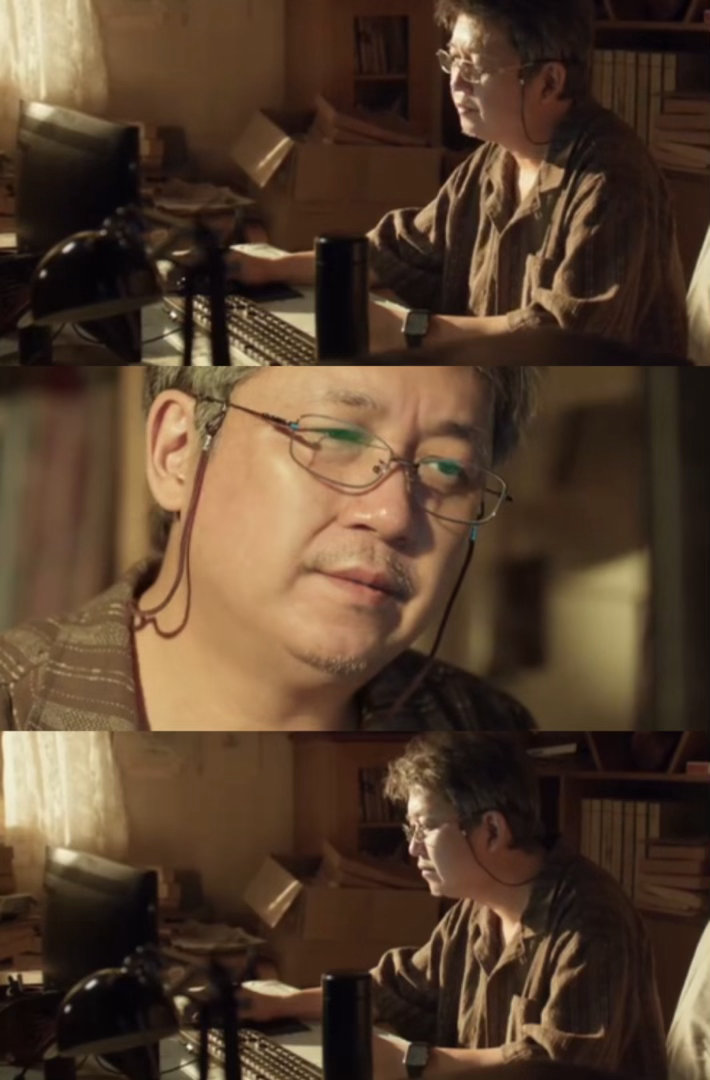 潘粤明老花镜造型潘粤明新剧老花镜造型潘粤明抬手推镜神态氛围感拉满，尽显常年查案的