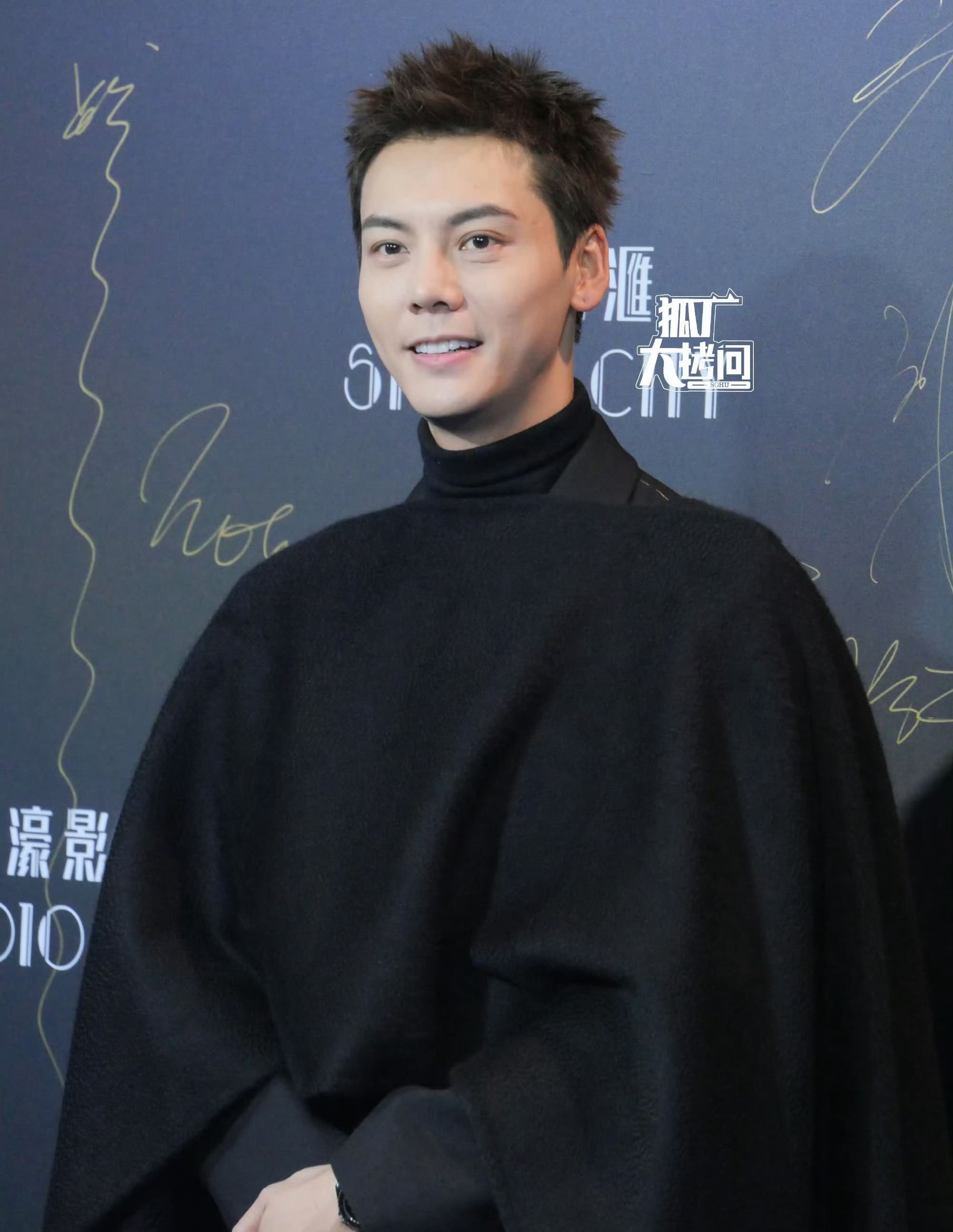 今日出席澳门MAT盛典红毯 的陈伟霆状态大好！庄严的黑色斗篷搭配高领毛衣，考验头