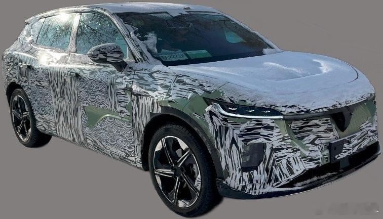 日前，有媒体曝光了岚图全新中型SUV（内部代号H37）的测试谍照，或将在北京车展