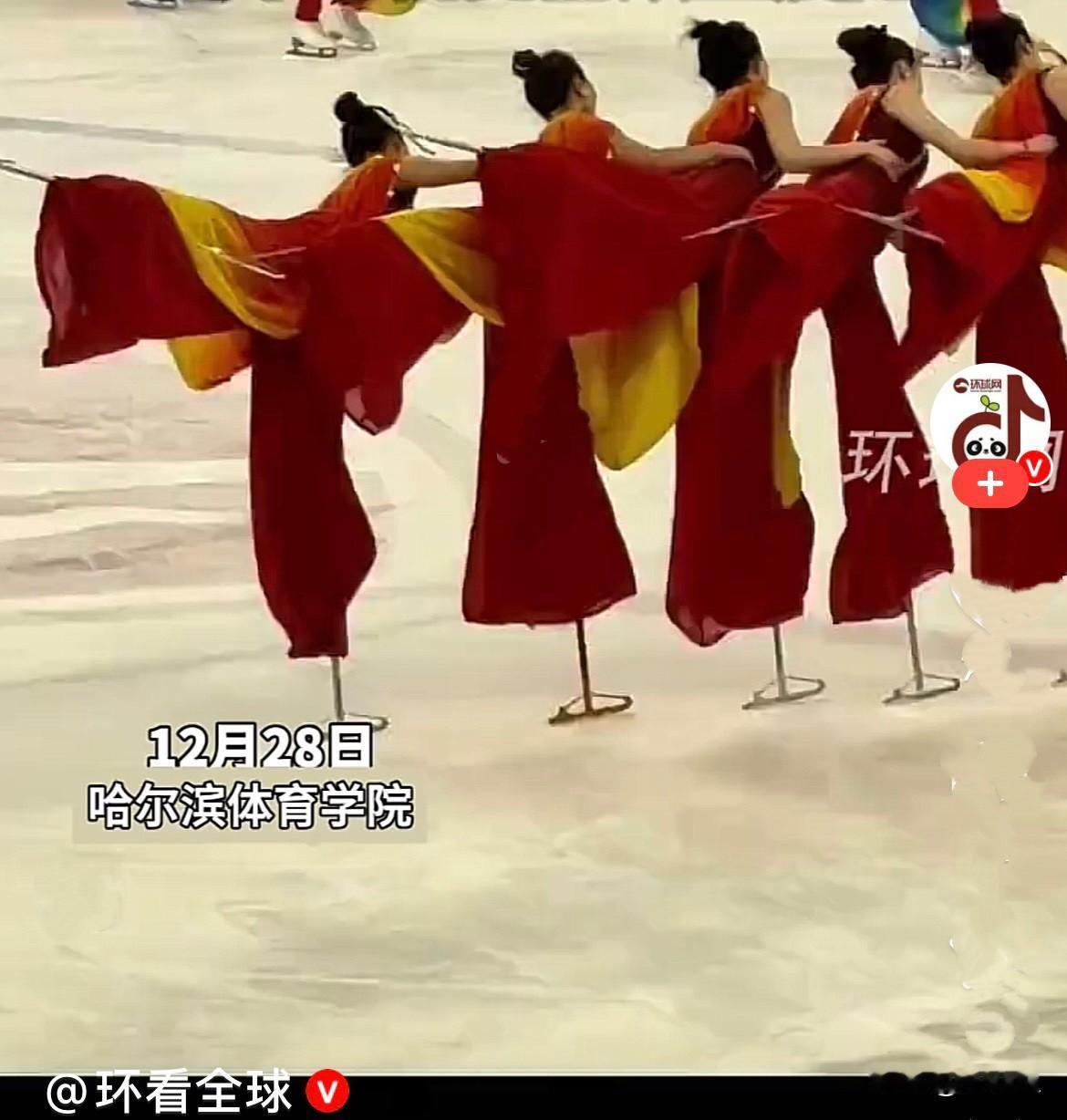 近日，哈尔滨体育学院这个可太牛了……
     哈体院学生竟然在冰面上踩高跷翩翩