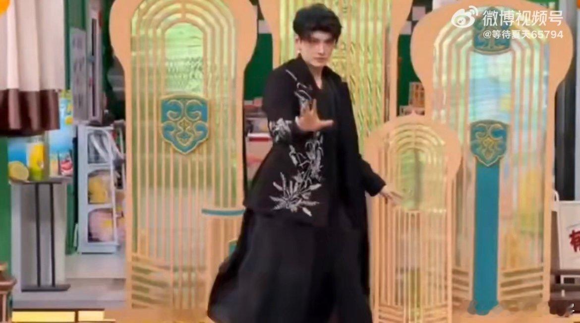 徐正溪跳失眠的夜 这舞蹈主打一个“灵魂比四肢快”！徐正溪虽动作不协调，但全程没划