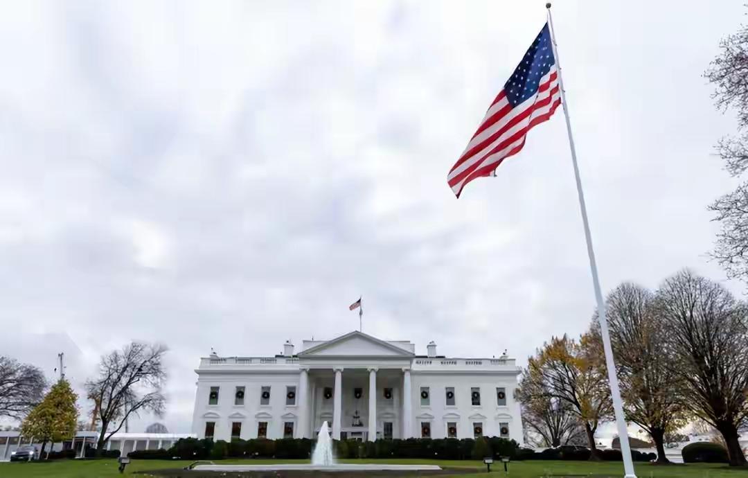 昨夜白宫枪击案震惊全球，但现场画面却透着股荒诞味儿，当记者们集体钻桌底的视频刷屏