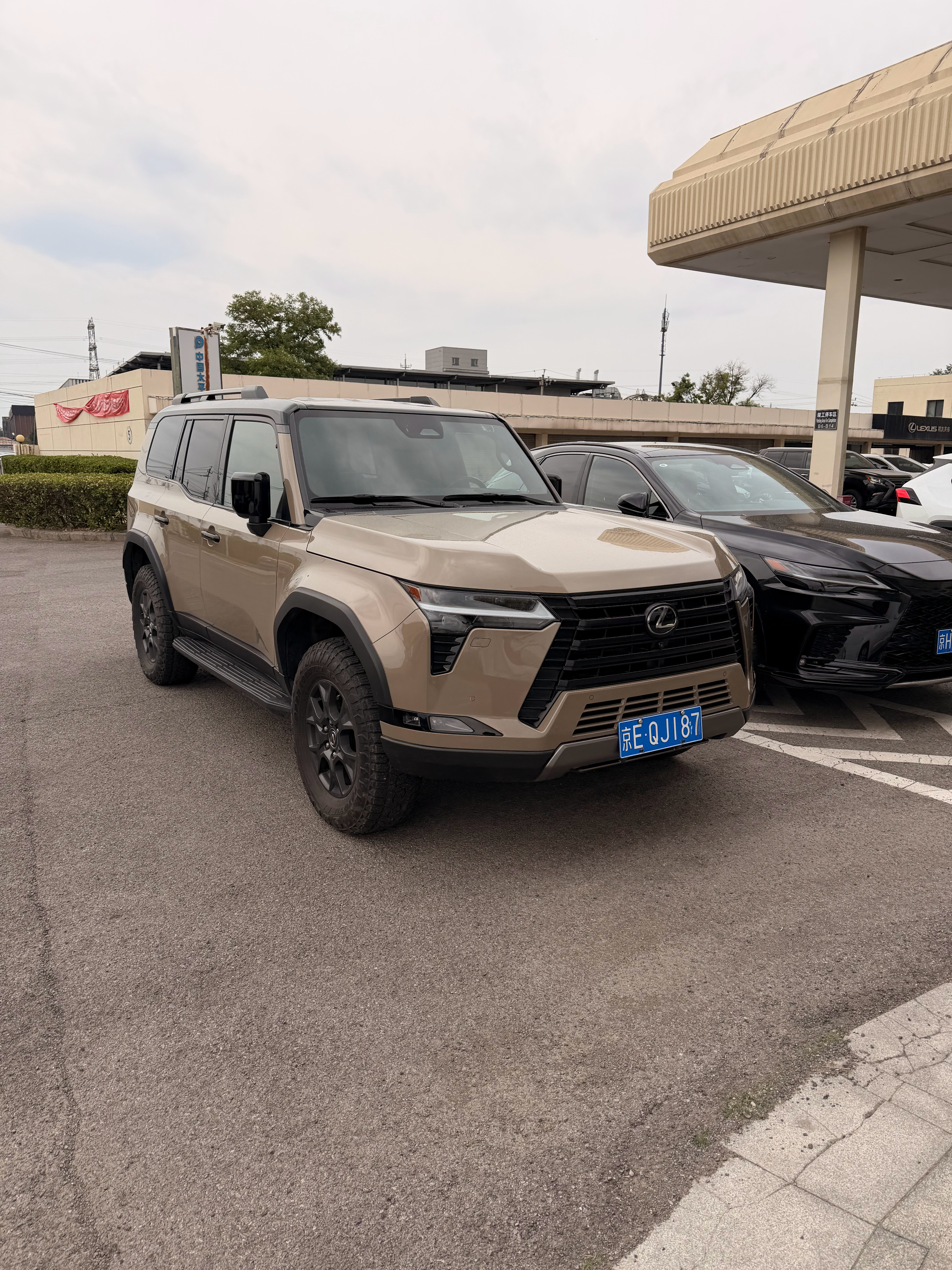 终于借到了一个我心心念很久的试驾车雷克萨斯GX550H这个车价格和定位都和我的卫