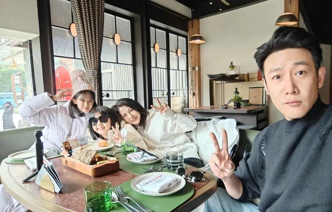 陆毅老婆最近晒出了这张日常照
画面好温馨好幸福
有人说，三美一帅，一家人共用一张