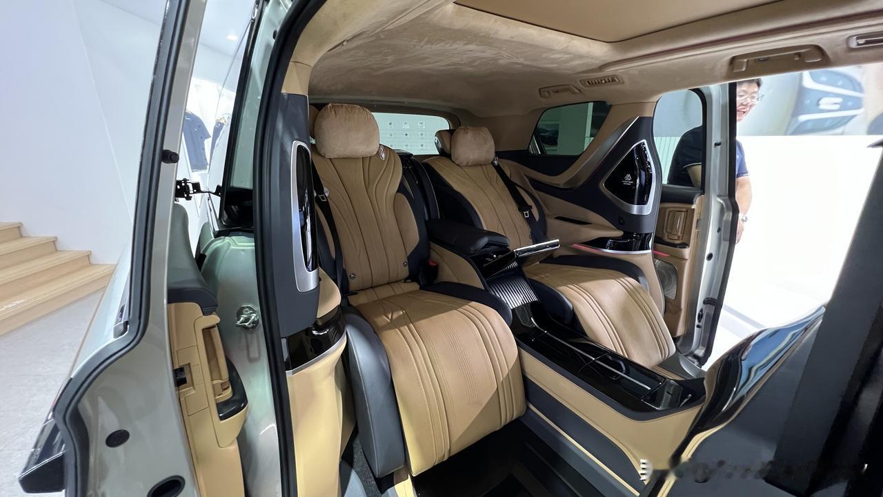 岚图梦想家私人定制版上市，在本届车展，岚图带来了梦想家私人定制版，新车基于梦想家