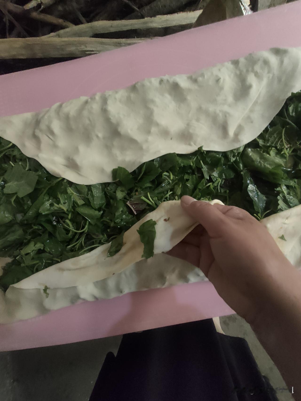 这种美食我就是不忘
这段时间一直炒豆角吃，没再叠苋菜馍，今天又想吃了，去菜园掐点