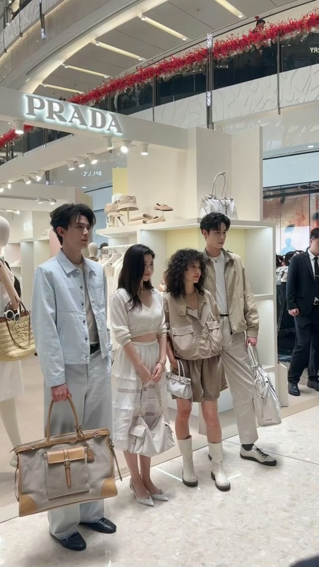 马伊琍、朱珠、胡一天、邓凯活动同框合影，真的是好亮眼啊！ 