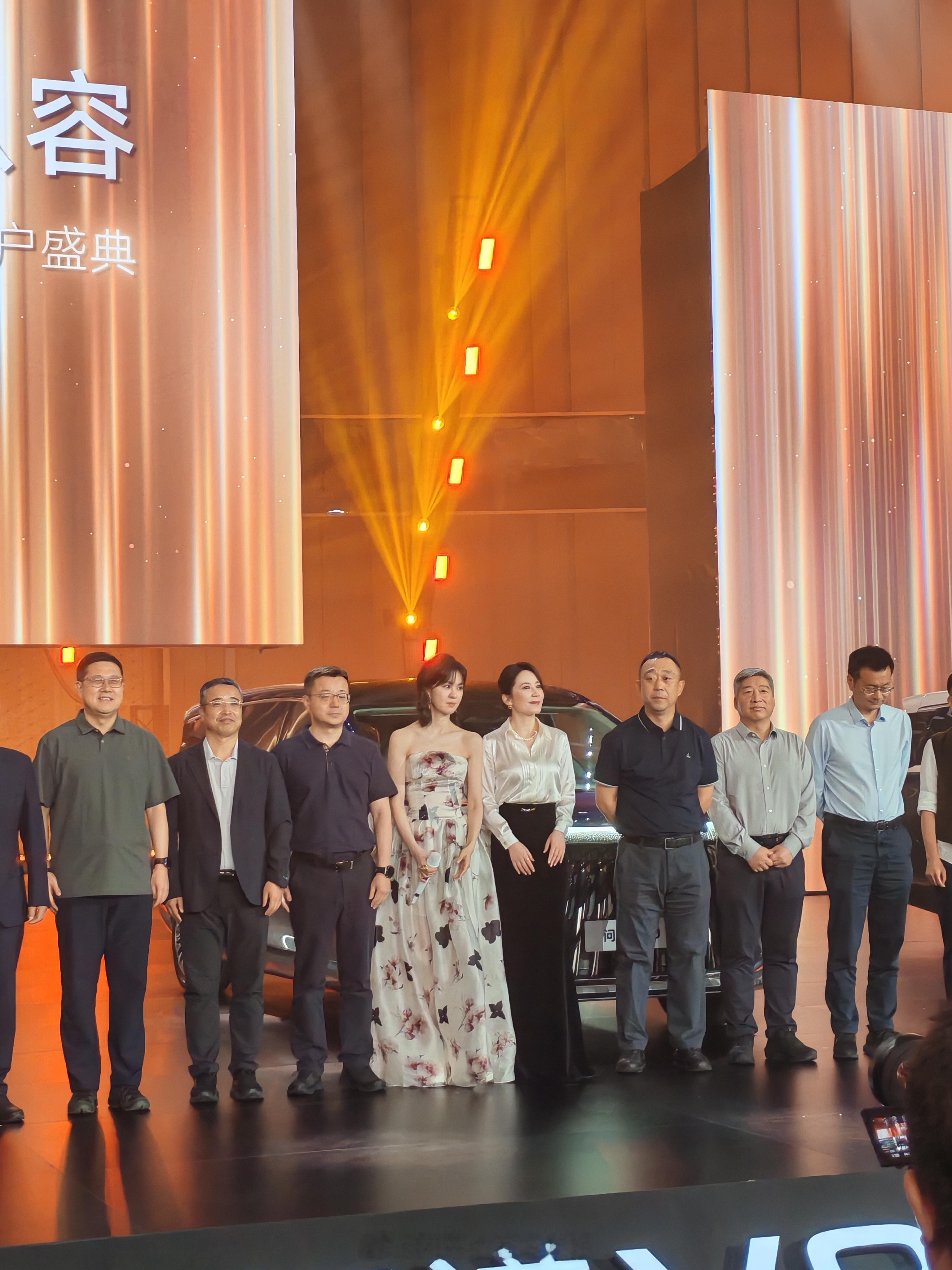 先给大家上几张俞飞鸿老师的美图镇镇场子，容我稍后我整理下视频 俞飞鸿俞飞鸿和窦文