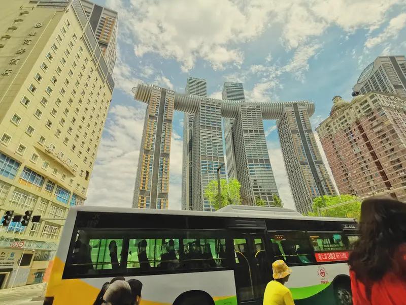 “停靠在八楼的2路汽车”真就具象化了！2026年初，重庆南岸区一物业把大巴车切成