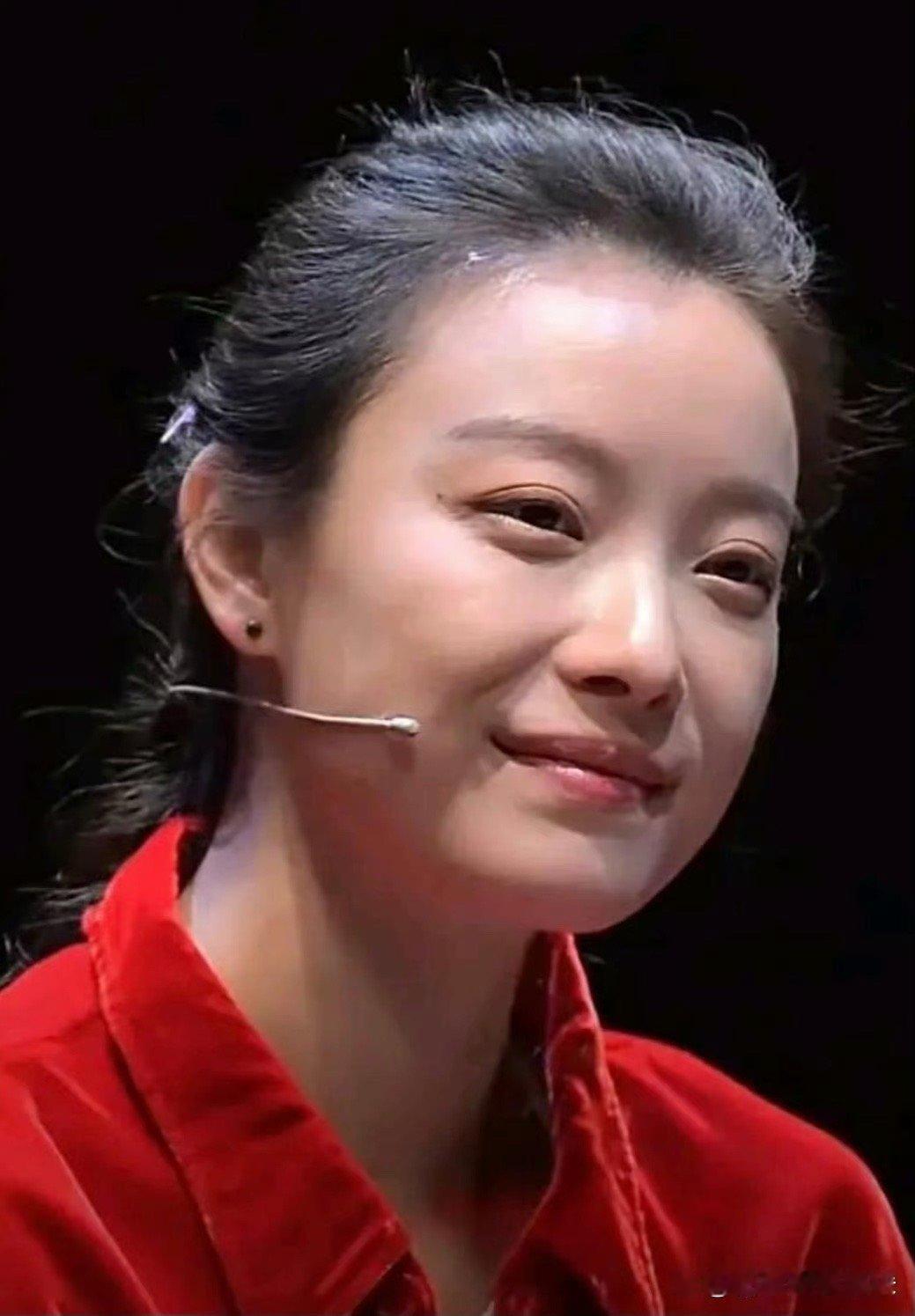倪妮素颜也超美，看着就很舒服，既清爽又自然 