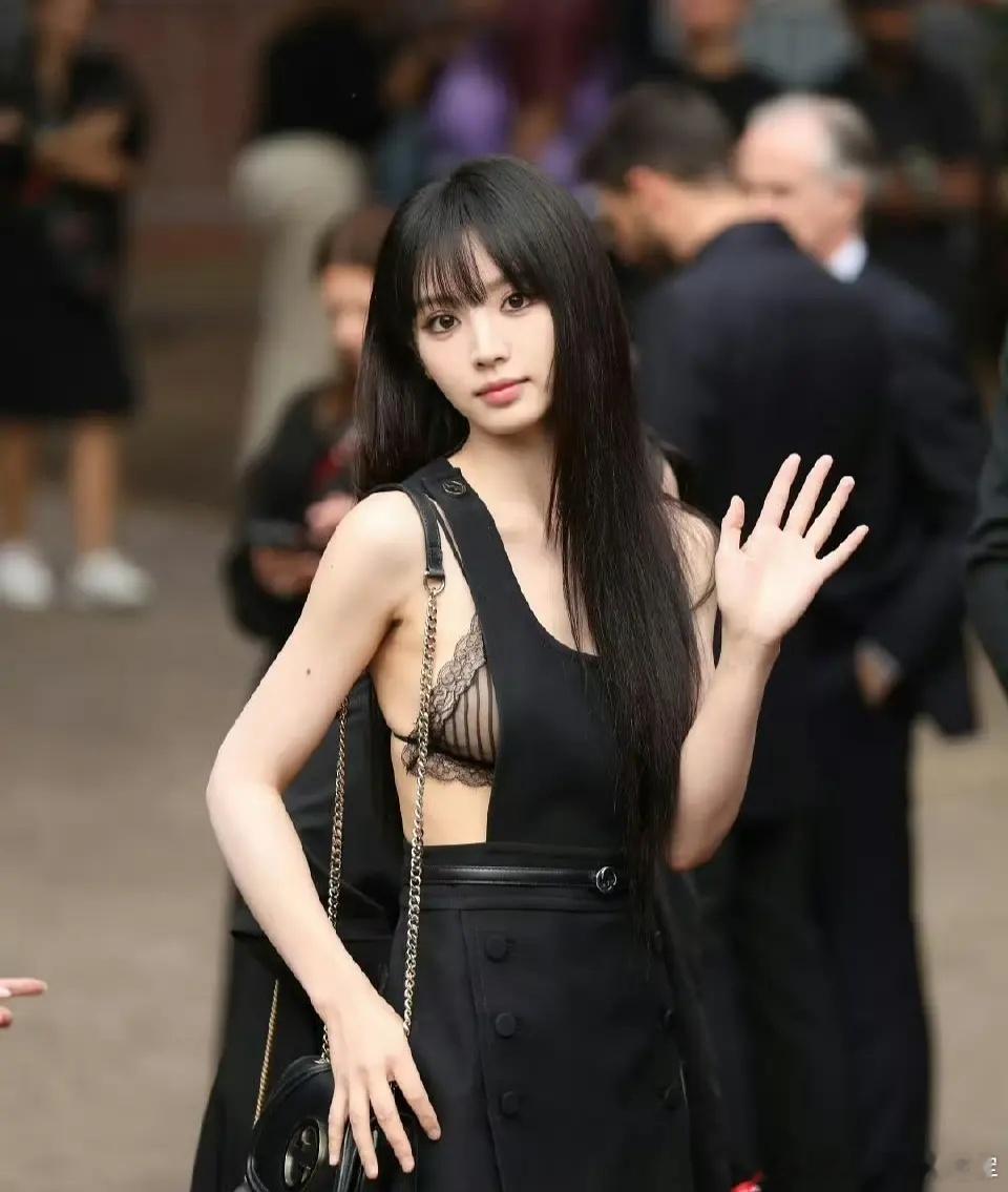 田曦薇这个半永久刘海再继续下去我无法再溺爱了，我觉得她的人生妆造是子夜归。 ​​