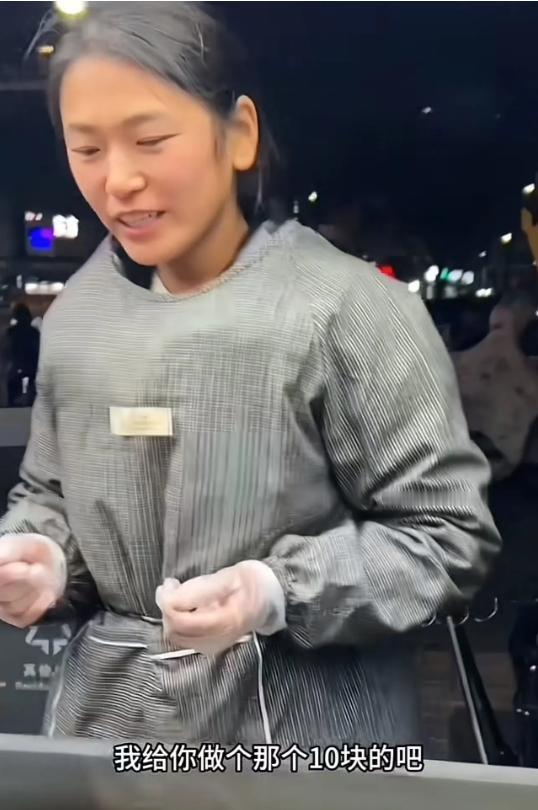 山东济宁，一位大姐深夜还带着自闭症的儿子，在街边摆摊摊煎饼。没想到，竟然还遇上了