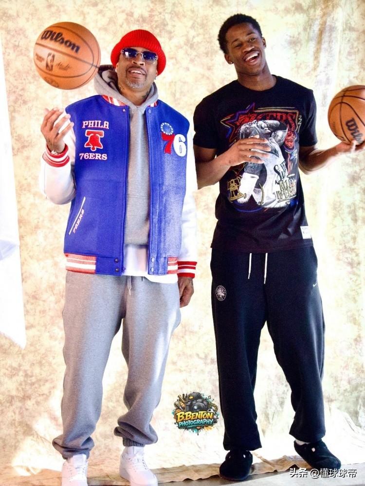 76人有了新“答案”，艾弗森造访76人和埃奇库姆合影！

今天艾弗森在社媒上晒出