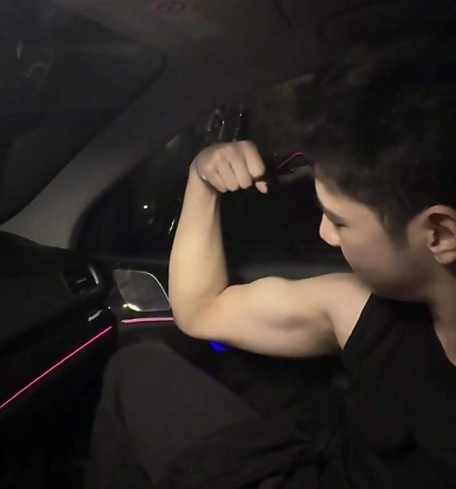 郭涛儿子成型男了[捂脸]

4月23日下午，郭涛儿子石头晒出近照，看完让人忍不住