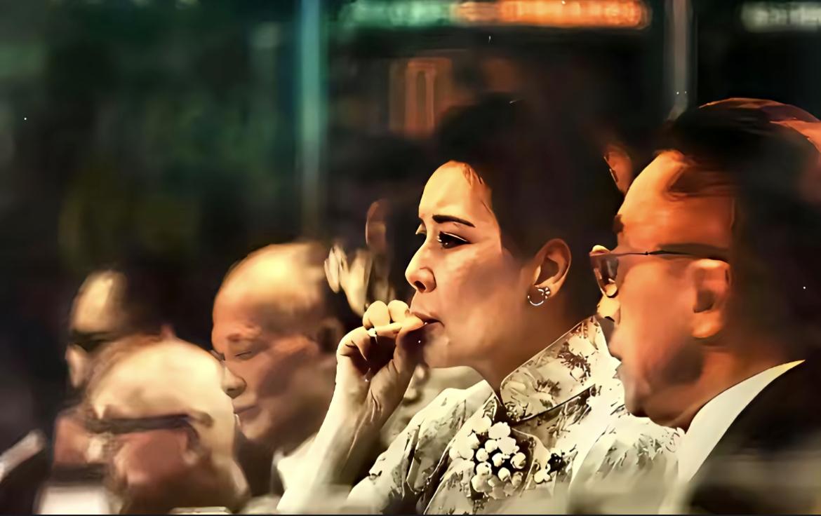老照片：1961年9月，在中国台湾省台北市的一次宴会上，宋美龄在大庭广众之下开始