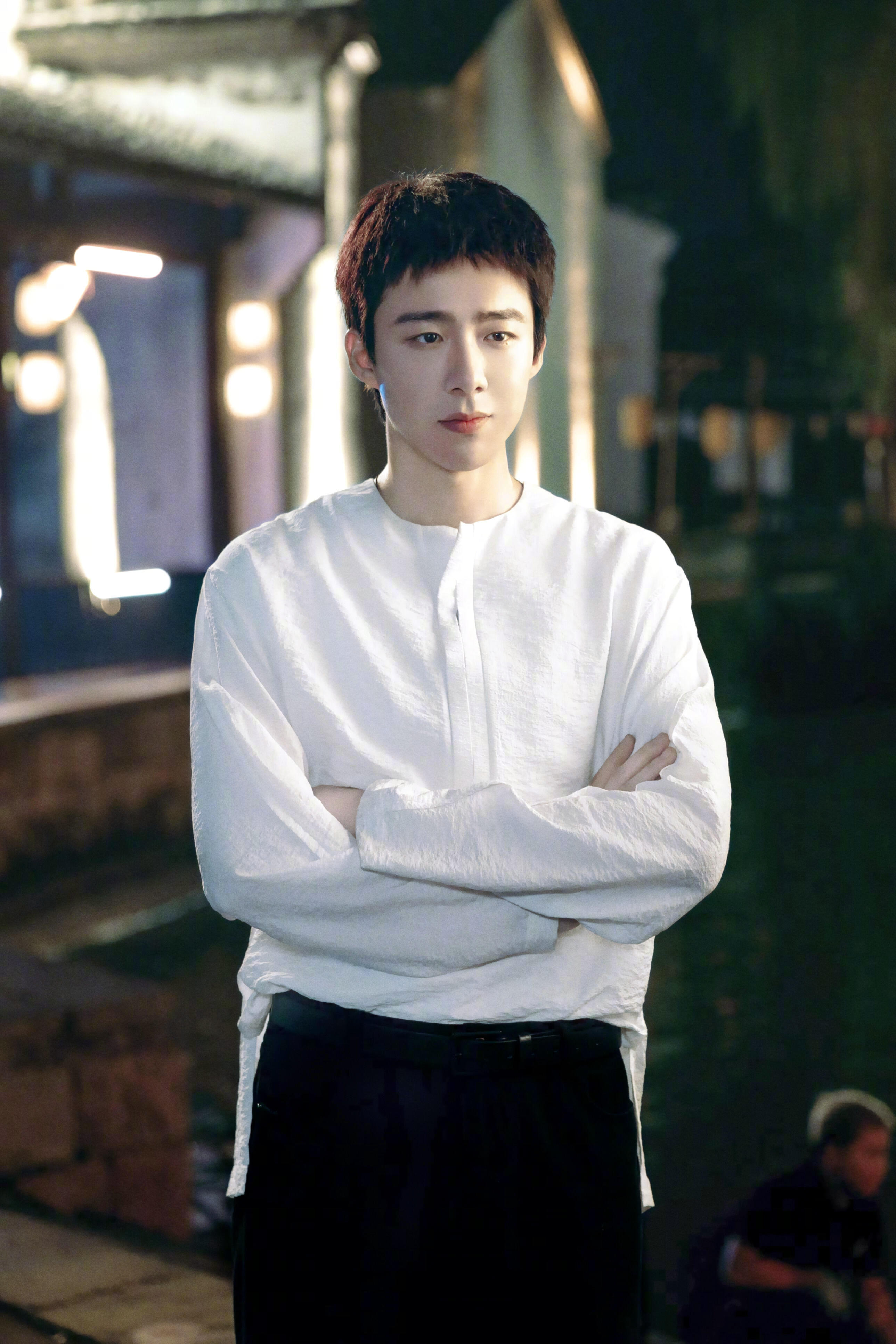 #咪咕星鲜事##刘宇宁请你原谅现偶#小贝寸头清瘦，眼神温柔又坚定，将所有温柔都藏