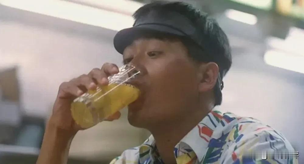 一口气喝12个生鸡蛋，美国人看周润发可能会哭，发哥太猛了。

最近因为关税，和2