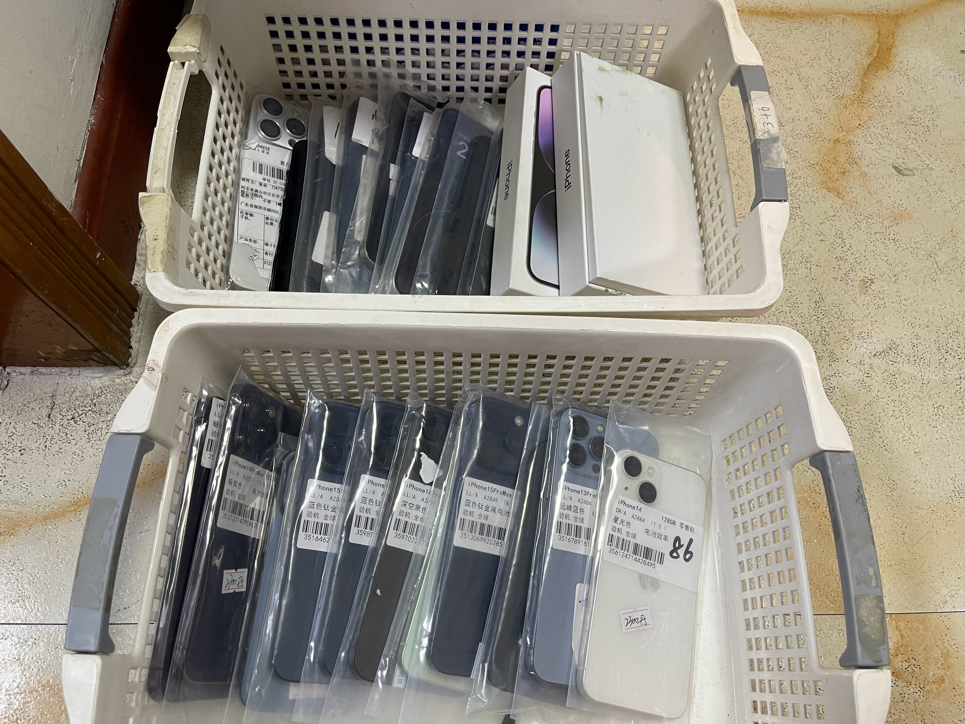 手机这样摆放，看起来像不像不值钱的产品？ 