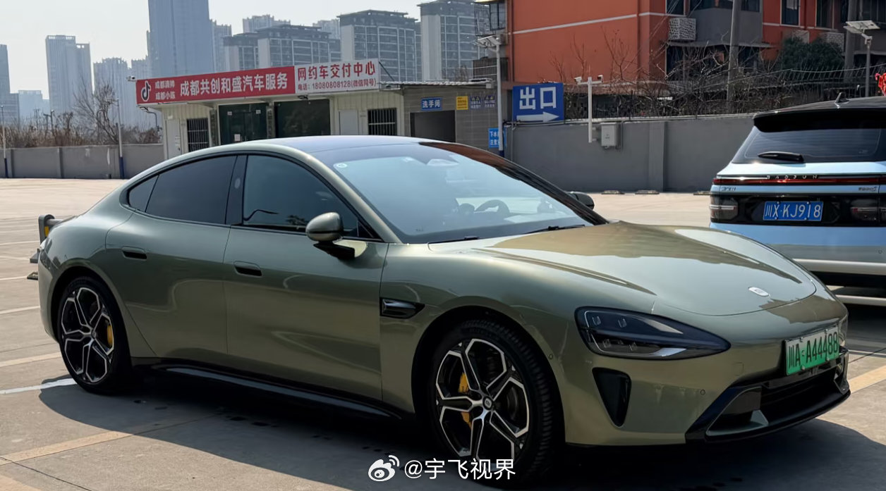 小米SU7靛石绿 靛石绿确实高级感拉满。它不是那种普通的绿，光线一照就泛出蓝绿渐