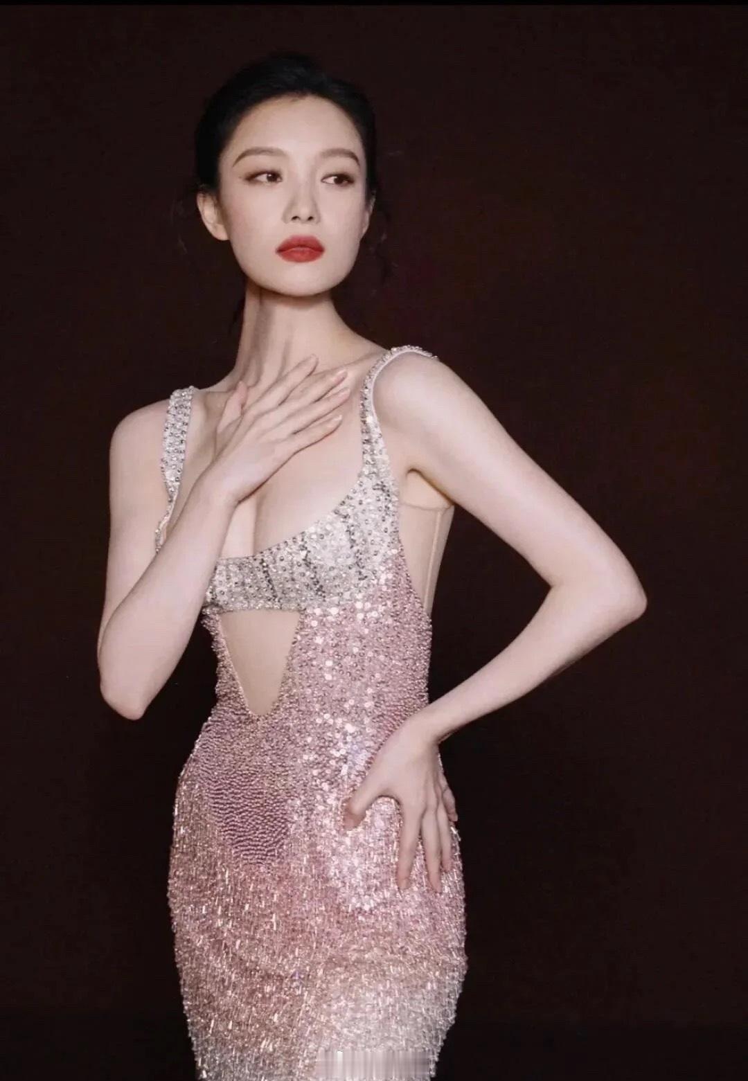 倪妮就算化黑这这么漂亮，五官太能打了 