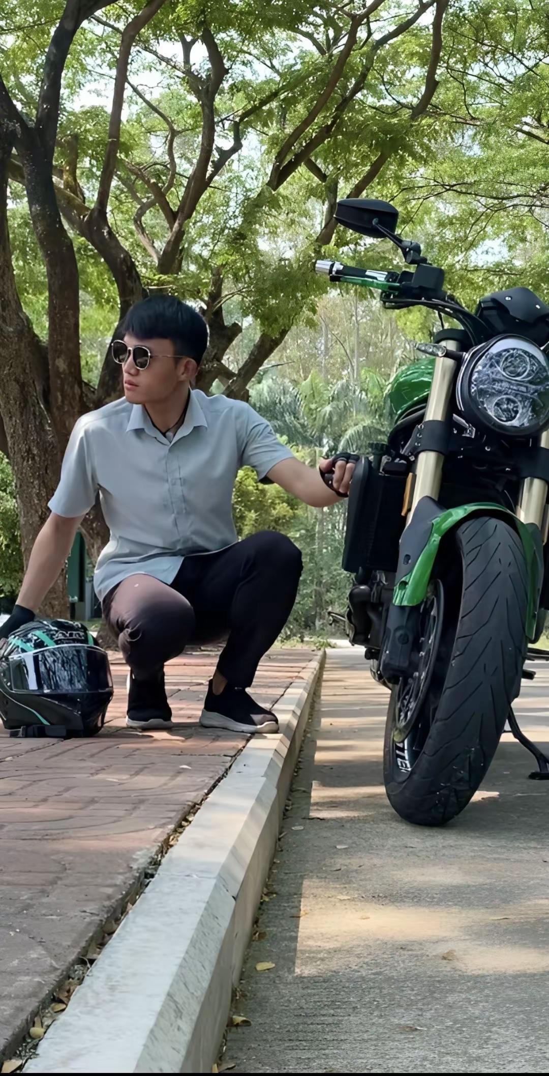 青春少年是样样红，你是主人翁，鱼跃龙门就不同。复古摩托车