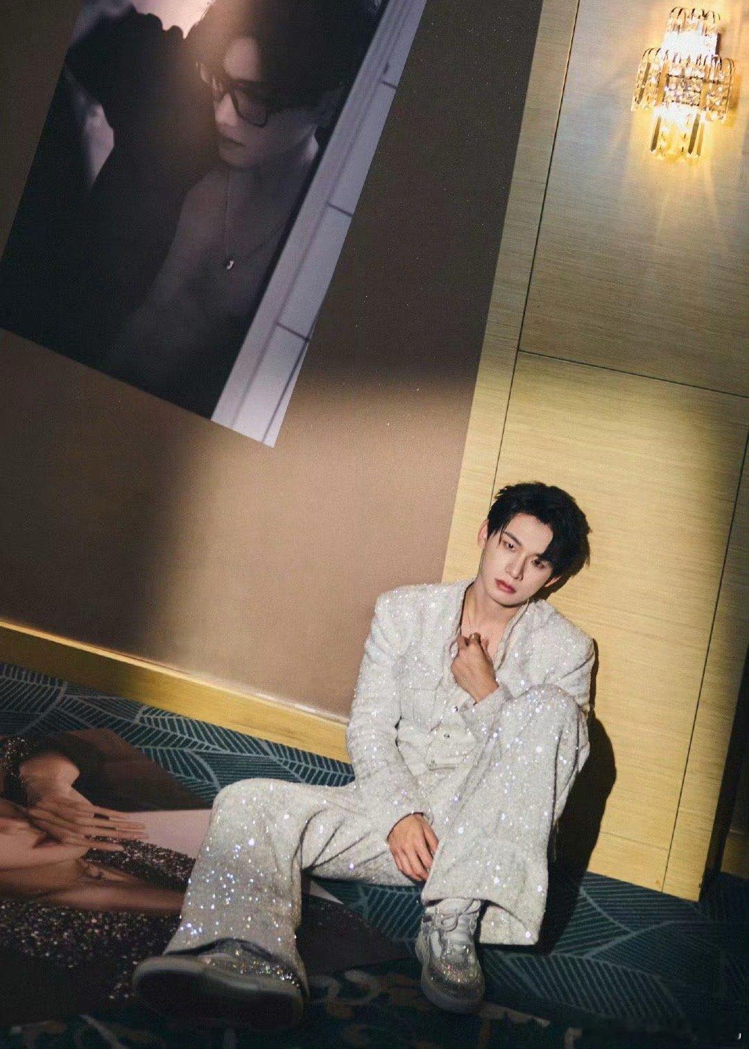 跨个年给姚琛忙成啥了 当烟花升起时，姚琛可能正在赶往下一个舞台。但这份忙碌里藏着