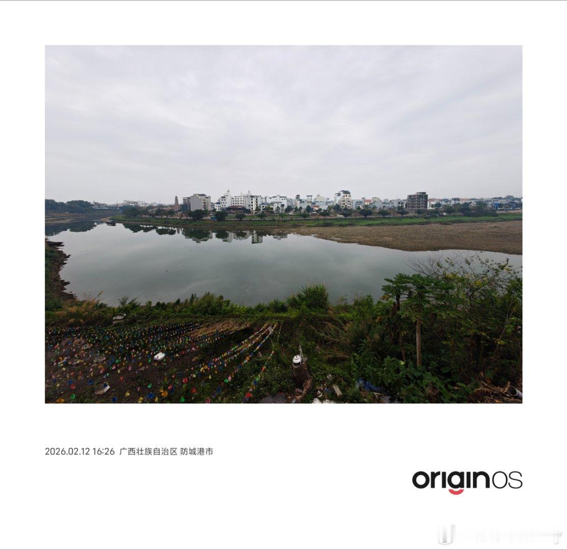 一河之隔，中越两家。从这侧看对岸，人真的很少，建筑看着都很不错，看着经济条件挺好