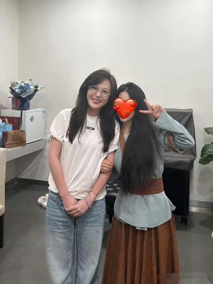 李金铭现身依旧那么美 某些网友就别操心姐姐的私事了好不好