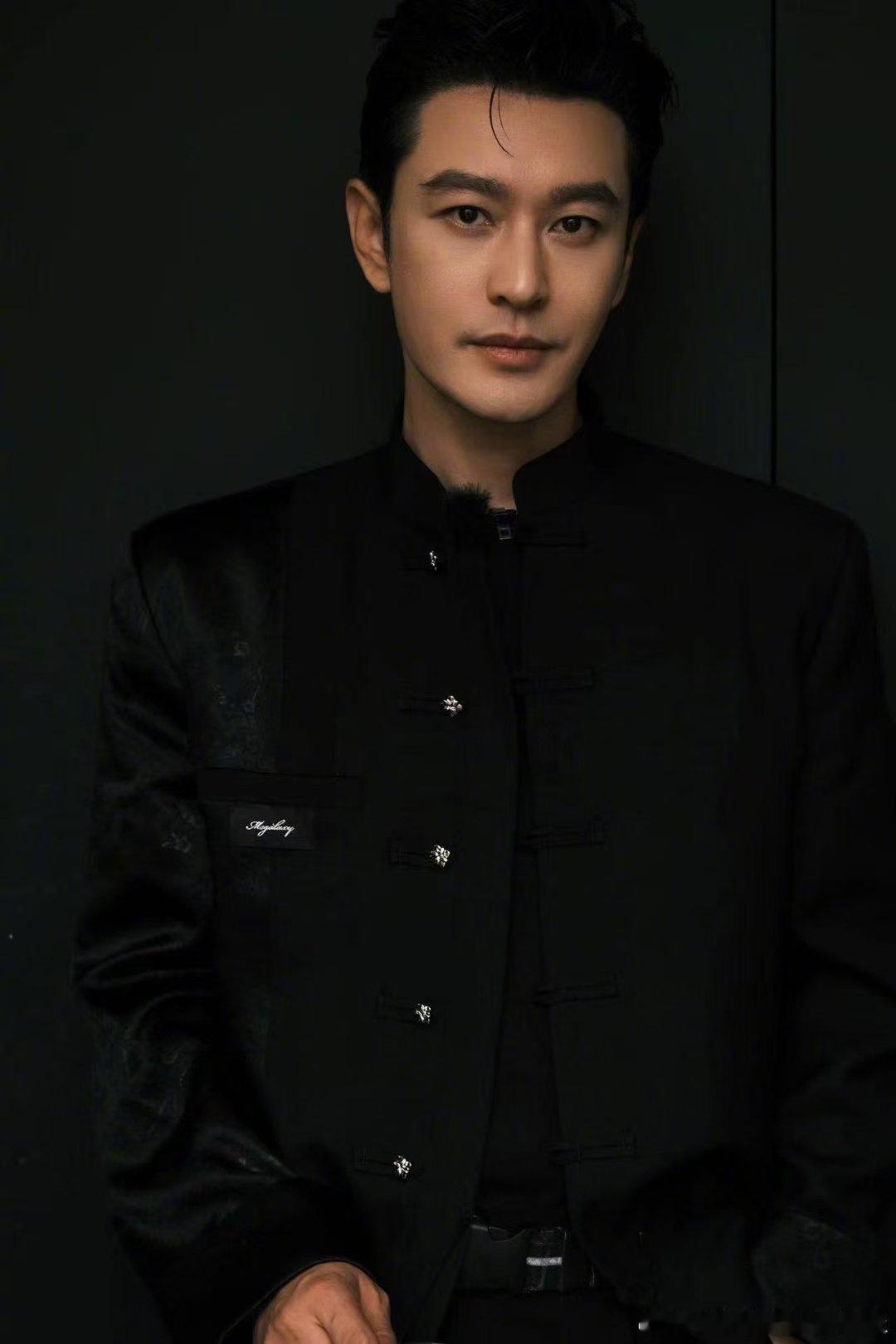 黄晓明低调现身广西赈灾走到百姓中间才最动人，黄晓明现身广西云表镇，采购赈灾物资，