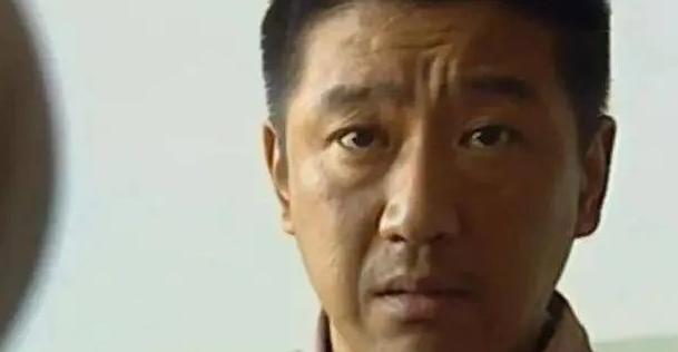 2000年新疆戈壁滩，《末路1997》剧组已经拍到了七成戏份。几百号人在风沙里熬