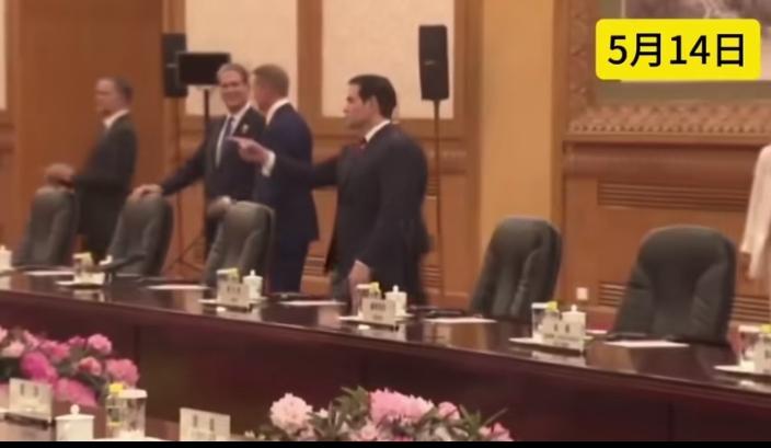 你有没有过开会站在座位旁或后面等待领导入座的时候？在此期间，互相说些有的没的，直