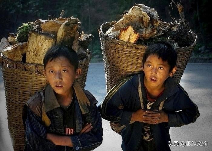 网友让四川山区孩子努力走出大山。
孩子淡淡回：这事儿，坐公交就能出去。
网友：我